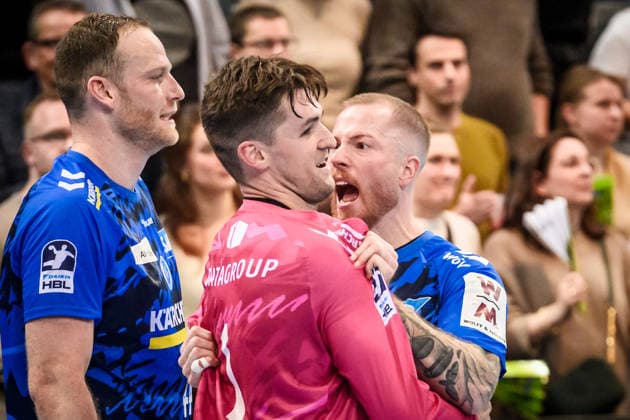 Patrick Zieker (TVB Stuttgart, 25) - Jubelschrei zu Luka Krnokapic (TVB Stuttgart, 01), noch li. Lenny Rubin (TVB Stuttgart, 44) GER, TVB 1898 Stuttgart - HSG Wetzlar, DAIKIN HBL, Handball, Bundesliga, 11. Spieltag, Spielzeit 2025 2026, 04.12.2025 GER, TVB 1898 Stuttgart - HSG Wetzlar, DAIKIN HBL, Handball, Bundesliga, 11. Spieltag, Spielzeit 2025 2026, 04.12.2025 Stuttgart Copyright: xSandyxDinkelackerx EP_SDR