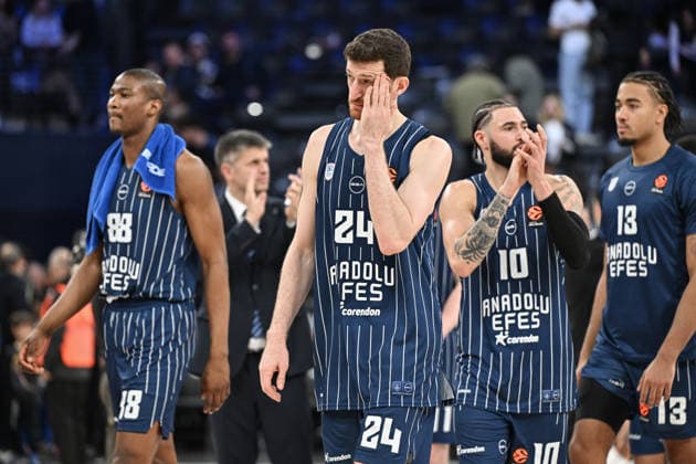 Anadolu Efes v Real Madrid - EuroLeague ISTANBUL, TURKIYE - DECEMBER 4: Players of Anadolu Efes get upset at the end of the EuroLeague week 14 basketball match between Anadolu Efes and Real Madrid at Basketball Development Center in Istanbul, Turkiye on December 4, 2025. Elif Ozturk Anadolu Istanbul Turkey. Editorial use only. Please get in touch for any other usage.  Copyright: x2025xAnadoluxElifxOzturkx