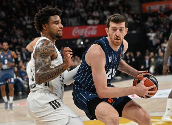 Anadolu Efes v Real Madrid - EuroLeague ISTANBUL, TURKIYE - DECEMBER 4: Ercan Osmani (R) of Anadolu Efes in action against Chuma Okeke (L) of Real Madrid during EuroLeague week 14 basketball match between Anadolu Efes and Real Madrid at Basketball Development Center in Istanbul, Turkiye on December 4, 2025. Elif Ozturk Anadolu Istanbul Turkey. Editorial use only. Please get in touch for any other usage.  Copyright: x2025xAnadoluxElifxOzturkx