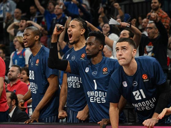 Anadolu Efes v Real Madrid - EuroLeague ISTANBUL, TURKIYE - DECEMBER 4: Players of Anadolu Efes celebrate after a point during EuroLeague week 14 basketball match between Anadolu Efes and Real Madrid at Basketball Development Center in Istanbul, Turkiye on December 4, 2025. Elif Ozturk Anadolu Istanbul Turkey. Editorial use only. Please get in touch for any other usage.  Copyright: x2025xAnadoluxElifxOzturkx