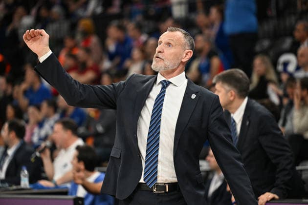 Anadolu Efes v Real Madrid - EuroLeague ISTANBUL, TURKIYE - DECEMBER 4: Anadolu Efes head coach Radovan Trifunovic gestures during EuroLeague week 14 basketball match between Anadolu Efes and Real Madrid at Basketball Development Center in Istanbul, Turkiye on December 4, 2025. Elif Ozturk Anadolu Istanbul Turkey. Editorial use only. Please get in touch for any other usage.  Copyright: x2025xAnadoluxElifxOzturkx