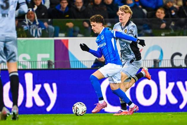 KRC Genk v RSC Anderlecht - Belgian Croky Cup GENK, BELGIUM - DECEMBER 04 : De Cat Nathan midfielder of RSC Anderlecht, Karetsas Konstantinos midfielder of KRC Genk in action during the Belgian Croky Cup round of 16 match between KRC Genk and RSC Anderlecht on December 4, 2025 in Genk, Belgium, 04 12 2025 Genk Belgium  Copyright: xVincentxKalutx