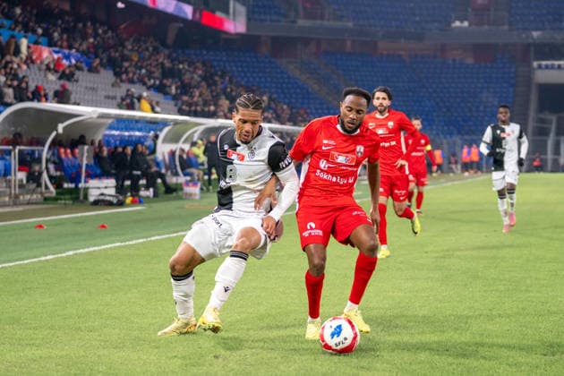 04 12 2025, Basel, St. Jakob-Park, Swiss Cup: FC Grand-Saconnex - FC Basel, Kevin Rüegg (27 Basel) and Passi Mafuta Gabriel (14 Grand-Saconnex) Basel St. Jakob-Park Basel Switzerland Copyright: xJustPictures.ch PascalxvonxBürenx jp-en-PaVoB-_PVB4767-1