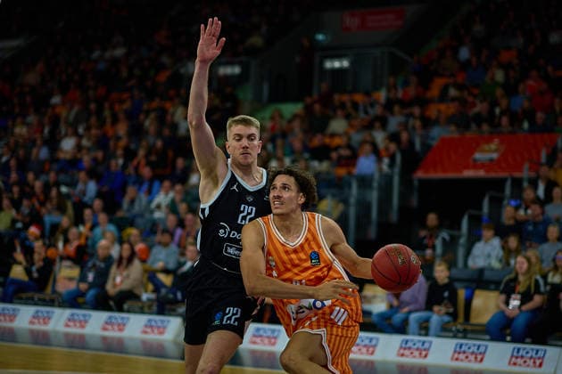 Zweikampf, Duell zwischen Peyton Aldridge (Dolomiti Energia Trento, 22) und Alec Anigbata (ratiopharm ulm, 21) GER, ratiopharm ulm vs. Dolomiti Energia Trento, Basketball, 9. Spieltag, BKT EuroCup, Spielzeit 2025 2026, 04.12.2025 GER, ratiopharm ulm vs. Dolomiti Energia Trento, Basketball, 9. Spieltag, BKT EuroCup, Spielzeit 2025 2026, 04.12.2025 Neu-Ulm Copyright: xEibner-Pressefoto GeraldxOelze-dexStoppanyx EP_ODS