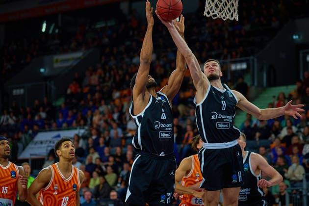 Rebound Jordan Bayehe (Dolomiti Energia Trento, 26) und Matas Jogela (Dolomiti Energia Trento, 08) GER, ratiopharm ulm vs. Dolomiti Energia Trento, Basketball, 9. Spieltag, BKT EuroCup, Spielzeit 2025 2026, 04.12.2025 GER, ratiopharm ulm vs. Dolomiti Energia Trento, Basketball, 9. Spieltag, BKT EuroCup, Spielzeit 2025 2026, 04.12.2025 Neu-Ulm Copyright: xEibner-Pressefoto GeraldxOelze-dexStoppanyx EP_ODS