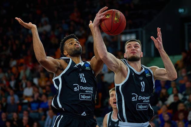 Rebound Jordan Bayehe (Dolomiti Energia Trento, 26) und Matas Jogela (Dolomiti Energia Trento, 08) GER, ratiopharm ulm vs. Dolomiti Energia Trento, Basketball, 9. Spieltag, BKT EuroCup, Spielzeit 2025 2026, 04.12.2025 GER, ratiopharm ulm vs. Dolomiti Energia Trento, Basketball, 9. Spieltag, BKT EuroCup, Spielzeit 2025 2026, 04.12.2025 Neu-Ulm Copyright: xEibner-Pressefoto GeraldxOelze-dexStoppanyx EP_ODS