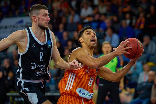 Zweikampf, Duell zwischen Matas Jogela (Dolomiti Energia Trento, 08) und Mark Smith (ratiopharm ulm, 13) GER, ratiopharm ulm vs. Dolomiti Energia Trento, Basketball, 9. Spieltag, BKT EuroCup, Spielzeit 2025 2026, 04.12.2025 GER, ratiopharm ulm vs. Dolomiti Energia Trento, Basketball, 9. Spieltag, BKT EuroCup, Spielzeit 2025 2026, 04.12.2025 Neu-Ulm Copyright: xEibner-Pressefoto GeraldxOelze-dexStoppanyx EP_ODS