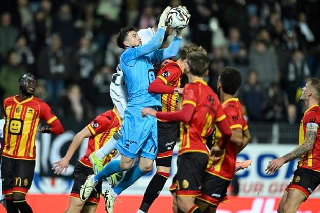 Sporting Charleroi v KV Mechelen - Belgian Croky Cup CHARLEROI, BELGIUM - DECEMBER 04 : Miras Nacho goalkeeper of KV Mechelen jumping towards the ball during the Belgian Croky Cup round of 16 match between Sporting Charleroi and KV Mechelen on December 4, 2025 in Charleroi, Belgium, 04 12 2025 Charleroi Belgium  Copyright: xNicoxVereeckenx
