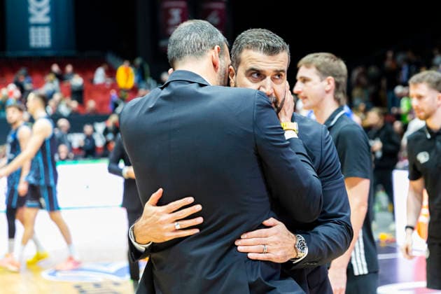 04.12.2025, xomx, Basketball EuroCup, Niners Chemnitz - Turk Telekom v.l. Endstand: 63:87. Jubel bei den gaesten. ERDEM CAN (Turk Telekom Ankara Head Coach) Chemnitz