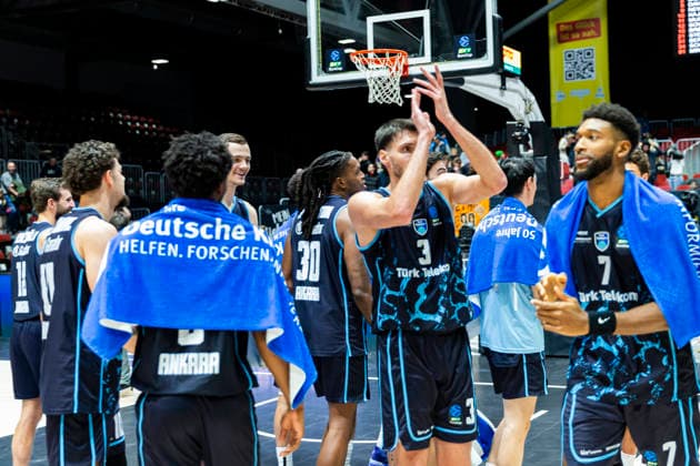 04.12.2025, xomx, Basketball EuroCup, Niners Chemnitz - Turk Telekom v.l. Endstand: 63:87. Jubel bei den gaesten. BERKAN DURMAZ (Turk Telekom Ankara), KYLE ALEXANDER (Turk Telekom Ankara) Chemnitz