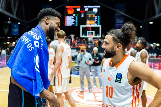 04.12.2025, xomx, Basketball EuroCup, Niners Chemnitz - Turk Telekom v.l. Endstand: 63:87. KYLE ALEXANDER (Turk Telekom Ankara) und Kaza Keane (Niners Chemnitz) Chemnitz