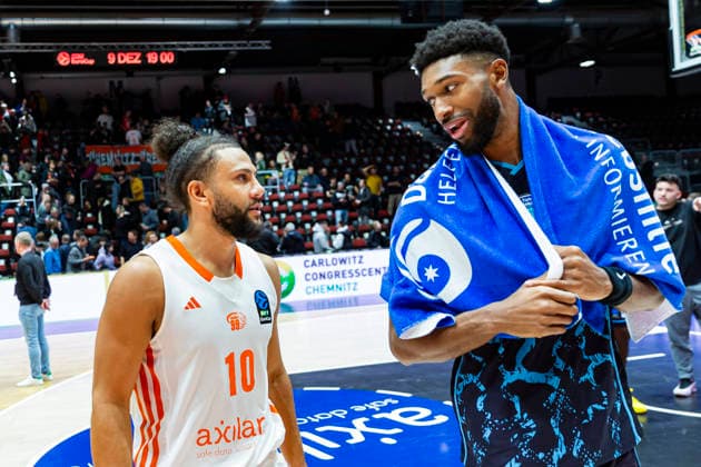 04.12.2025, xomx, Basketball EuroCup, Niners Chemnitz - Turk Telekom v.l. Endstand: 63:87. KYLE ALEXANDER (Turk Telekom Ankara) und Kaza Keane (Niners Chemnitz) Chemnitz
