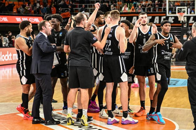 BKT Euro Cup; Ratiopharm Ulm gegen Dolomiti Energia Trento, Ratiopharm Arena Ulm 04.12.2025 Jubel bei Trento nach dem deutlichen Sieg gegen Ulm Ulm 04.12.2025 - 9. Spieltag BKT EuroCup, Ratiopharm Ulm gegen Dolomiti Energia Trento, Ratiopharm Arena Ulm Copyright: xBEAUTIFULxSPORTS Märklx