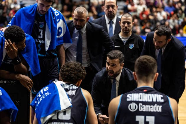 GER, BKT EuroCup, Saison 2025 2026, Niners Chemnitz - Turk Telekom Ankara. 04.12.2025, Messe, Chemnitz, GER, BKT EuroCup, Saison 2025 2026, Niners Chemnitz - Turk Telekom Ankara. Erdem Can (Head Coach), Turk Telekom Ankara spricht mit seine Spielern Foto Alexander Trienitz Chemnitz Messe Sachsen Deutschland