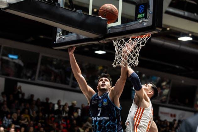 GER, BKT EuroCup, Saison 2025 2026, Niners Chemnitz - Turk Telekom Ankara. 04.12.2025, Messe, Chemnitz, GER, BKT EuroCup, Saison 2025 2026, Niners Chemnitz - Turk Telekom Ankara. Berkan Durmaz (Turk Telekom Ankara 3), Yordan Minchev (Niners Chemnitz, 91) Foto Alexander Trienitz Chemnitz Messe Sachsen Deutschland