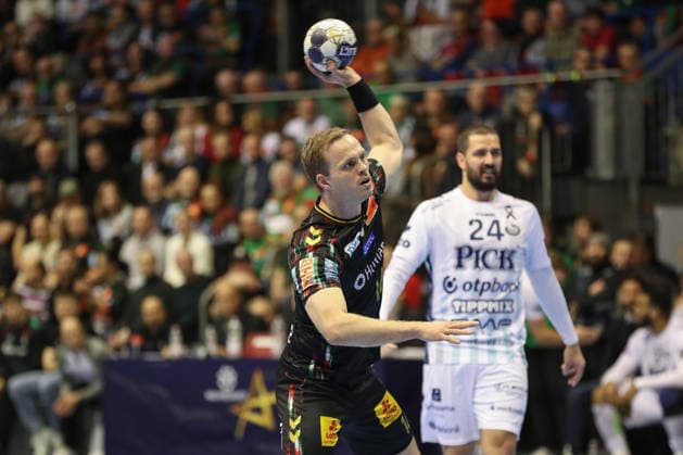04.12.2025, xgox, Handball - EHF Champions League SC Magdeburg - Pick Szeged v.l. Omar Ingi Magnusson (Magdeburg, 14) beim Siebenmeter Magdeburg