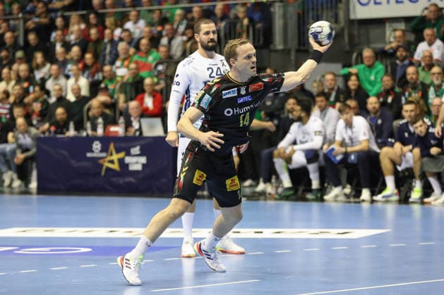 04.12.2025, xgox, Handball - EHF Champions League SC Magdeburg - Pick Szeged v.l. Omar Ingi Magnusson (Magdeburg, 14) beim Siebenmeter Magdeburg