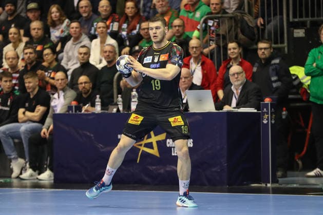 04.12.2025, xgox, Handball - EHF Champions League SC Magdeburg - Pick Szeged v.l. Elvar Oern Jonsson (Magdeburg, 19) am Ball, plays the ball Magdeburg