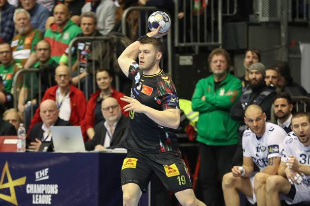 04.12.2025, xgox, Handball - EHF Champions League SC Magdeburg - Pick Szeged v.l. Elvar Oern Jonsson (Magdeburg, 19) am Ball, plays the ball Magdeburg