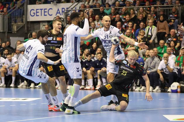 04.12.2025, xgox, Handball - EHF Champions League SC Magdeburg - Pick Szeged v.l. Magnus Saugstrup (Magdeburg, 23) wirft Tor, Torschuetze, erzielt Tor, Treffer, scores the goal Magdeburg