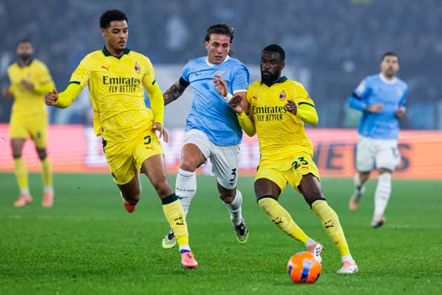 Coppa Italia round of 16 football match SS Lazio vs AC Milan Lazio s Italian defender Luca Pellegrini challenges for the ball with Milan s Belgian defender Koni De Winter (L) and Milan™s English defender Fikayo Tomori (R) during Coppa Italia round of 16 football match between SS Lazio vs AC Milan at Olimpico Stadium on December 04, 2025, in Rome. _BPH1693_1 Copyright: xAntonioxBalascox