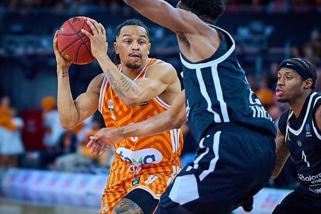 Zweikampf, Duell zwischen Nelson Weidemann (ratiopharm ulm, 00) und Andrej Jakimovski (Dolomiti Energia Trento, 23) GER, ratiopharm ulm vs. Dolomiti Energia Trento, Basketball, 9. Spieltag, BKT EuroCup, Spielzeit 2025 2026, 04.12.2025 GER, ratiopharm ulm vs. Dolomiti Energia Trento, Basketball, 9. Spieltag, BKT EuroCup, Spielzeit 2025 2026, 04.12.2025 Neu-Ulm Copyright: xEibner-Pressefoto GeraldxOelze-dexStoppanyx EP_ODS