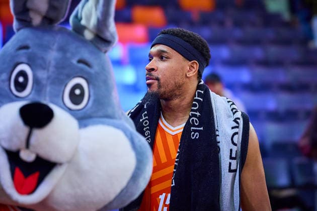 Justin Simon (ratiopharm ulm, 15) mit Maskottchen Spass nach Spielende GER, ratiopharm ulm vs. Dolomiti Energia Trento, Basketball, 9. Spieltag, BKT EuroCup, Spielzeit 2025 2026, 04.12.2025 GER, ratiopharm ulm vs. Dolomiti Energia Trento, Basketball, 9. Spieltag, BKT EuroCup, Spielzeit 2025 2026, 04.12.2025 Neu-Ulm Copyright: xEibner-Pressefoto GeraldxOelze-dexStoppanyx EP_ODS