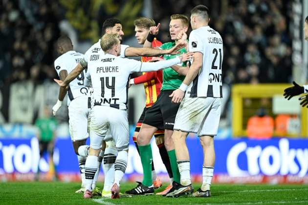 Sporting Charleroi v KV Mechelen - Belgian Croky Cup CHARLEROI, BELGIUM - DECEMBER 04 : Pflucke Patrick midfielder of Sporting Charleroi claims a penalty during the Belgian Croky Cup round of 16 match between Sporting Charleroi and KV Mechelen on December 4, 2025 in Charleroi, Belgium, 04 12 2025 Charleroi Belgium  Copyright: xNicoxVereeckenx