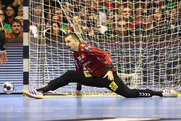 04.12.2025, xtgx, Handball, EHF Champions League, SC Magdeburg - Pick Szeged v.l. Matej Mandic (Magdeburg, 12) Parade, haelt den Ball, faengt den Ball, pariert Magdeubrg