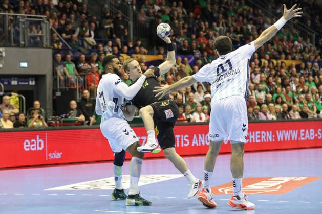 04.12.2025, xtgx, Handball, EHF Champions League, SC Magdeburg - Pick Szeged v.l. Jeremy Toto (Szeged, 31), Omar Ingi Magnusson (Magdeburg, 14) Zweikampf, Duell, Kampf, tackle Magdeubrg