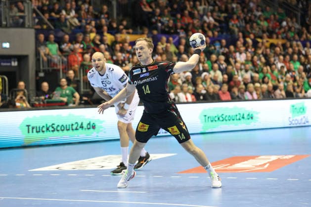04.12.2025, xtgx, Handball, EHF Champions League, SC Magdeburg - Pick Szeged v.l. Omar Ingi Magnusson (Magdeburg, 14) wirft Tor, Torschuetze, erzielt Tor, Treffer, scores the goal Siebenmeter Magdeubrg