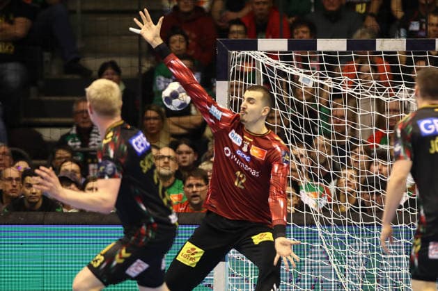 04.12.2025, xtgx, Handball, EHF Champions League, SC Magdeburg - Pick Szeged v.l. Matej Mandic (Magdeburg, 12) Parade, haelt den Ball, faengt den Ball, pariert Magdeubrg