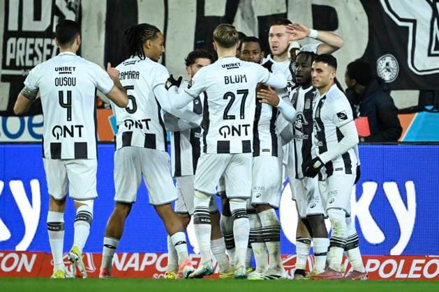 Sporting Charleroi v KV Mechelen - Belgian Croky Cup CHARLEROI, BELGIUM - DECEMBER 04 : Guiagon Parfait midfielder of Sporting Charleroi celebrates scoring a penalty with teammates during the Belgian Croky Cup round of 16 match between Sporting Charleroi and KV Mechelen on December 4, 2025 in Charleroi, Belgium, 04 12 2025 Charleroi Belgium  Copyright: xNicoxVereeckenx