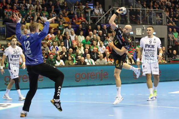 04.12.2025, xtgx, Handball, EHF Champions League, SC Magdeburg - Pick Szeged v.l. Oscar Bergendahl (Magdeburg, 54) wirft Tor, Torschuetze, erzielt Tor, Treffer, scores the goal Magdeubrg