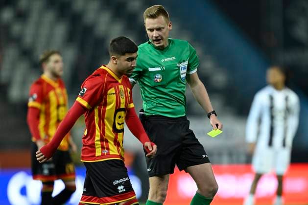 Sporting Charleroi v KV Mechelen - Belgian Croky Cup CHARLEROI, BELGIUM - DECEMBER 04 : Zekri Moncef defender of KV Mechelen is shown a yellow card by referee D Hondt Lothar during the Belgian Croky Cup round of 16 match between Sporting Charleroi and KV Mechelen on December 4, 2025 in Charleroi, Belgium, 04 12 2025 Charleroi Belgium  Copyright: xNicoxVereeckenx