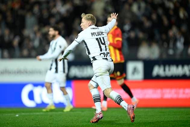 Sporting Charleroi v KV Mechelen - Belgian Croky Cup CHARLEROI, BELGIUM - DECEMBER 04 : Pflucke Patrick midfielder of Sporting Charleroi claims a penalty during the Belgian Croky Cup round of 16 match between Sporting Charleroi and KV Mechelen on December 4, 2025 in Charleroi, Belgium, 04 12 2025 Charleroi Belgium  Copyright: xNicoxVereeckenx