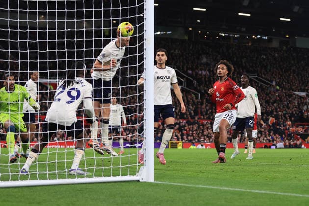 Football - Premier League - Manchester United, ManU v West Ham United 4th December 2025 - Premier League - Manchester United v West Ham United - Joshua Zirkzee of Manchester United has his header cleared off the line by Tomas Soucek of West Ham United - Photo: Simon Stacpoole Offside. Manchester UK Copyright: xSimonxStacpoolexOffside