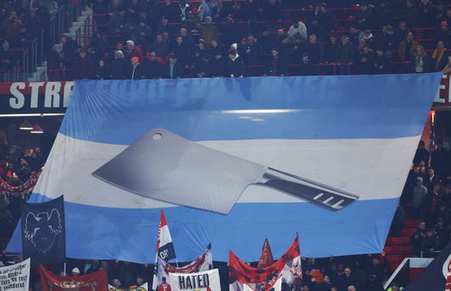 Sport Bilder des Tages A large banner is displayed ahead of the match Manchester United, ManU v West Ham United, Premier League, Football, Old Trafford, Manchester, UK - 04 Dec 2025Manchester Old Trafford United Kingdom EDITORIAL USE ONLY No use with unauthorised audio, video, data, fixture lists, club league logos or live services. Online in-match use limited to 120 images, no video emulation. No use in betting, games or single club league player publications.  Copyright: xMattxWest Shutterstockx 16006102ac