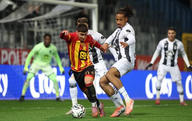 Mechelen s Moncef Zekri and Charleroi s Etienne Camara fight for the ball during a soccer game between Sporting Charleroi and KV Mechelen, in the 1 8 final of the Croky Cup Belgian cup, Thursday 04 December 2025 in Charleroi. VIRGINIExLEFOUR  x146528936x