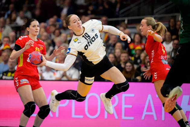 Handball, Frauen WM, Hauptrunde: Montenegro - Deutschland Nieke Kühne Kuehne (Deutschland) Dortmund Westfalenhalle Nordrhein-Westfalen Deutschland