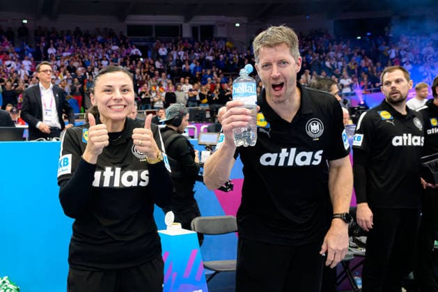 Handball, Frauen WM, Hauptrunde: Montenegro - Deutschland Torwarttrainerin Jasmina Rebmann-Jankovic (Deutschland), Trainer Markus Gaugisch (Deutschland) Jubel Freude Emotion Dortmund Westfalenhalle Nordrhein-Westfalen Deutschland