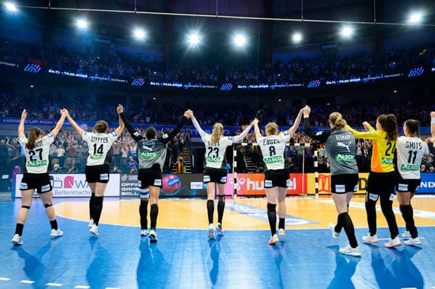 Handball, Frauen WM, Hauptrunde: Montenegro - Deutschland die Mannschaft von Deutschland Schlussjubel Schlußjubel Emotion Freude Dortmund Westfalenhalle Nordrhein-Westfalen Deutschland
