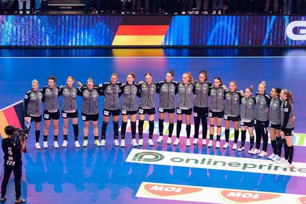 Handball, Frauen WM, Hauptrunde: Montenegro - Deutschland die Mannschaft von Deutschland bei der Hymne Dortmund Westfalenhalle Nordrhein-Westfalen Deutschland