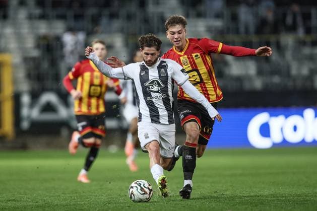 Charleroi s Antoine Bernier and Mechelen s Ian Struyf fight for the ball during a soccer game between Sporting Charleroi and KV Mechelen, in the 1 8 final of the Croky Cup Belgian cup, Thursday 04 December 2025 in Charleroi. BRUNOxFAHY  x146529695x