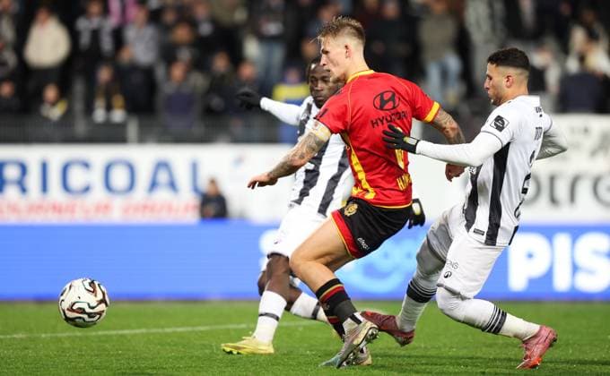 Charleroi s Parfait Guiagon, Mechelen s Fredrik Hammar and Charleroi s Yacine Titraoui fight for the ball during a soccer game between Sporting Charleroi and KV Mechelen, in the 1 8 final of the Croky Cup Belgian cup, Thursday 04 December 2025 in Charleroi. VIRGINIExLEFOUR  x146530231x