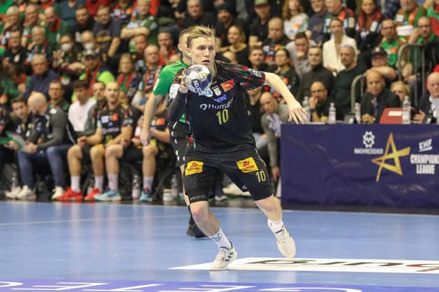 04.12.2025, xgox, Handball - EHF Champions League SC Magdeburg - Pick Szeged v.l. Gisli Thorgeir Kristjansson (Magdeburg, 10) am Ball, plays the ball Magdeburg