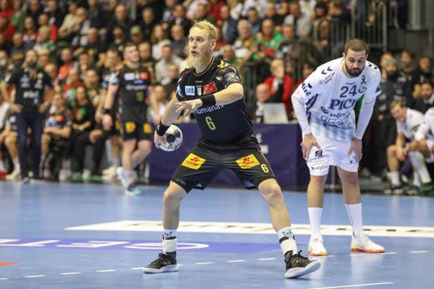 04.12.2025, xgox, Handball - EHF Champions League SC Magdeburg - Pick Szeged v.l. Matthias Musche (Magdeburg, 6) beim Siebenmeter Magdeburg