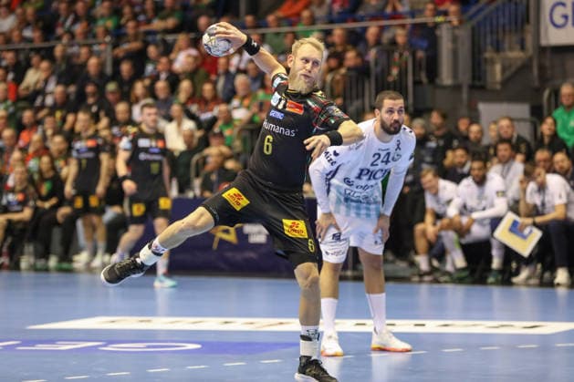 04.12.2025, xgox, Handball - EHF Champions League SC Magdeburg - Pick Szeged v.l. Matthias Musche (Magdeburg, 6) beim Siebenmeter Magdeburg