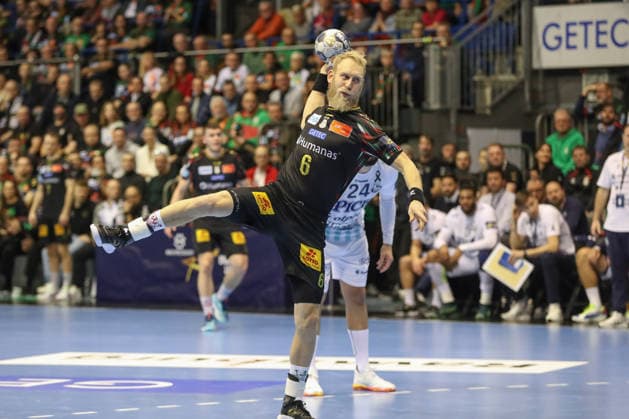 04.12.2025, xgox, Handball - EHF Champions League SC Magdeburg - Pick Szeged v.l. Matthias Musche (Magdeburg, 6) beim Siebenmeter Magdeburg