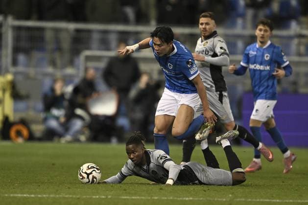Genk s Hyeon-Gyu Oh and Anderlecht s Moussa N Diaye fight for the ball during a soccer game between KRC Genk and RSC Anderlecht, in the 1 8 final of the Croky Cup Belgian cup, Thursday 04 December 2025 in Genk. JOHAN EYCKENS JohanxEyckens  x146531349x